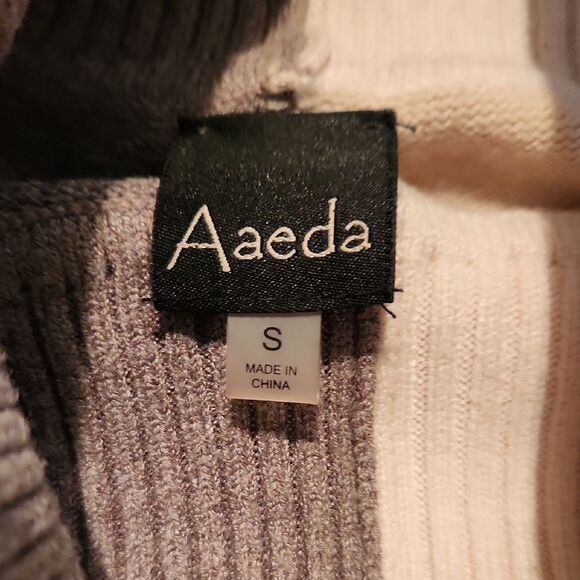 Aaeda Gray and Cream Turtleneck Sweater Womens Small - Picture 2 of 4